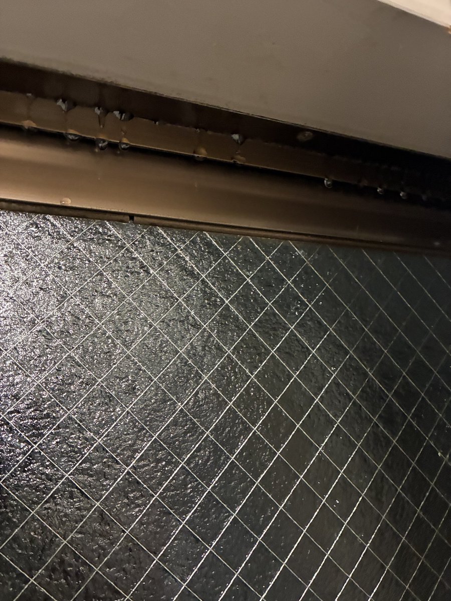 asapo0930's tweet photo. ゲリラ豪雨なう。ベッドで横になってたら、顔に水が降ってきた。？？？となって枕元の上にある窓を見たら、閉まっているのに、雨ダダモレ。明日管理会社に連絡…ってお盆やん！9連休取ってない事を祈って明日電話します。ちなみにワンコのトイレシート敷き詰めて対応しております。 https://t.co/ii4rcfXdey