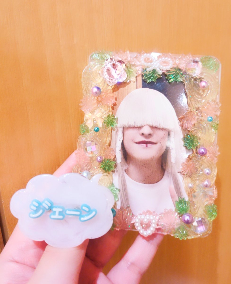 PiyoJane's tweet photo. 吹き出しプレートのサンプルを渡して使ってもらいました😁
なかなか可愛いんじゃない？？

友『吹き出しを推しの方向にして名前付けたら、呼んでもらえていいね！』と。

…天才か……？

#ジェンマト https://t.co/hnWSYorYil