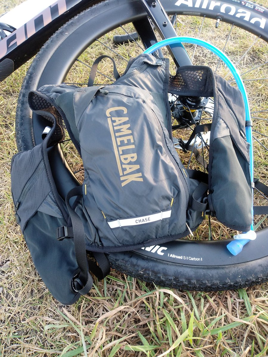 suzukkb's tweet photo. 朝5時半からグラベル
キャメルバックのCRUXサーバーを凍らせて投入、丁度いい冷たさで良さげ薄曇りで3時間半走って凍った部分が残ってました。

使用したハイドレーションバッグはCAMELBAK CHASE RACE 4 VEST https://t.co/JJaNBm2QGR