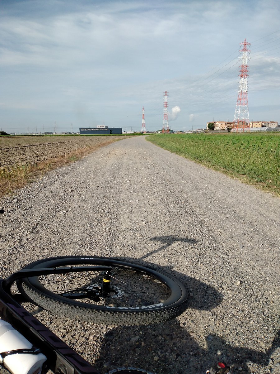 suzukkb's tweet photo. 朝5時半からグラベル
キャメルバックのCRUXサーバーを凍らせて投入、丁度いい冷たさで良さげ薄曇りで3時間半走って凍った部分が残ってました。

使用したハイドレーションバッグはCAMELBAK CHASE RACE 4 VEST https://t.co/JJaNBm2QGR