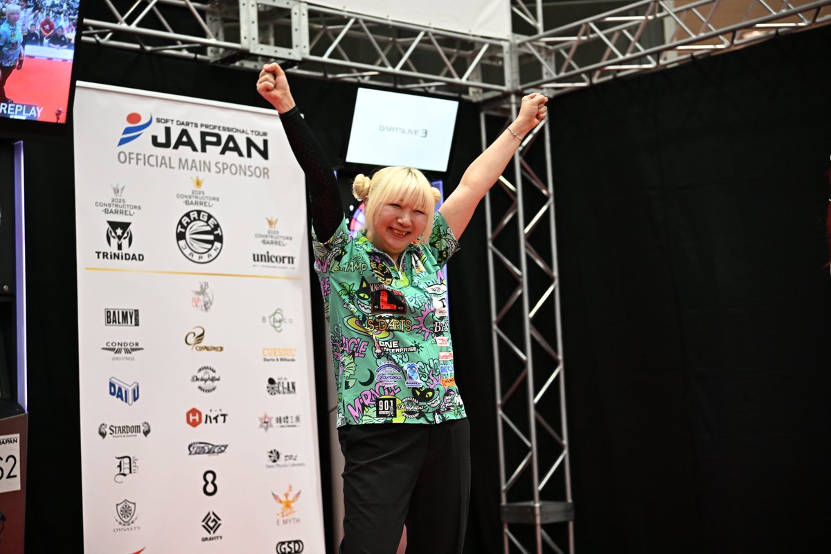 JapanProDarts's tweet photo. 【STAGE8 JAPAN LADIES：優勝】

昨年の年間女王、村松未来プロが連覇。年間ランキングも2位にランクアップ！
通算勝利数は93勝目。

「今日は湿気もおおくて、環境が向いてたかもしれません。優勝回数伸ばしたいですが、体の調子と相談しつつ頑張っていきます。引き続き応援お願いいたします」 https://t.co/Erubz2LskP