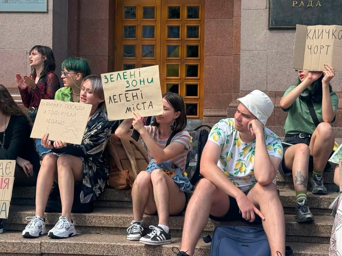 sternenko's tweet photo. Під КМДА протестують проти вирубки дерев на Теремках. 

Активісти вимагають оприлюднити документи, на підставі яких проводять роботи, та пояснити, чому теплотрасу не прокладають за маршрутом, затвердженим у 2023 році, який не проходить через зелену зону. https://t.co/e5hRFPnOhh