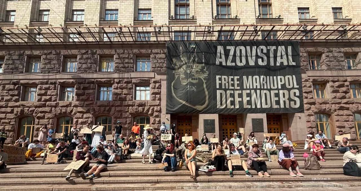 sternenko's tweet photo. Під КМДА протестують проти вирубки дерев на Теремках. 

Активісти вимагають оприлюднити документи, на підставі яких проводять роботи, та пояснити, чому теплотрасу не прокладають за маршрутом, затвердженим у 2023 році, який не проходить через зелену зону. https://t.co/e5hRFPnOhh