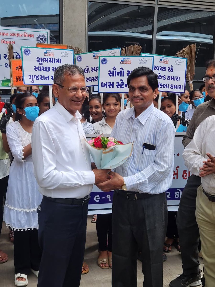 Rameshvtilara's tweet photo. આજરોજ રાજકોટ એસ.ટી. બસપોર્ટ ખાતે સરકારશ્રીના સાપ્તાહિક સ્વચ્છતા અભિયાન અંતર્ગત યોજાયેલા સ્વચ્છતા જાગૃતિ કાર્યક્રમમાં ઉપસ્થિત રહી  એસ.ટી. વિભાગના અધિકારીઓ તથા કર્મચારીઓ અને સરોજિની નાયડુ ગર્લ્સ હાઇસ્કૂલની વિદ્યાર્થીનીઓએ ઉપસ્થિત રહી મુસાફરોમાં  સ્વચ્છતા અંગે જાગૃતિ ફેલાવી. https://t.co/nawTe8wgzE