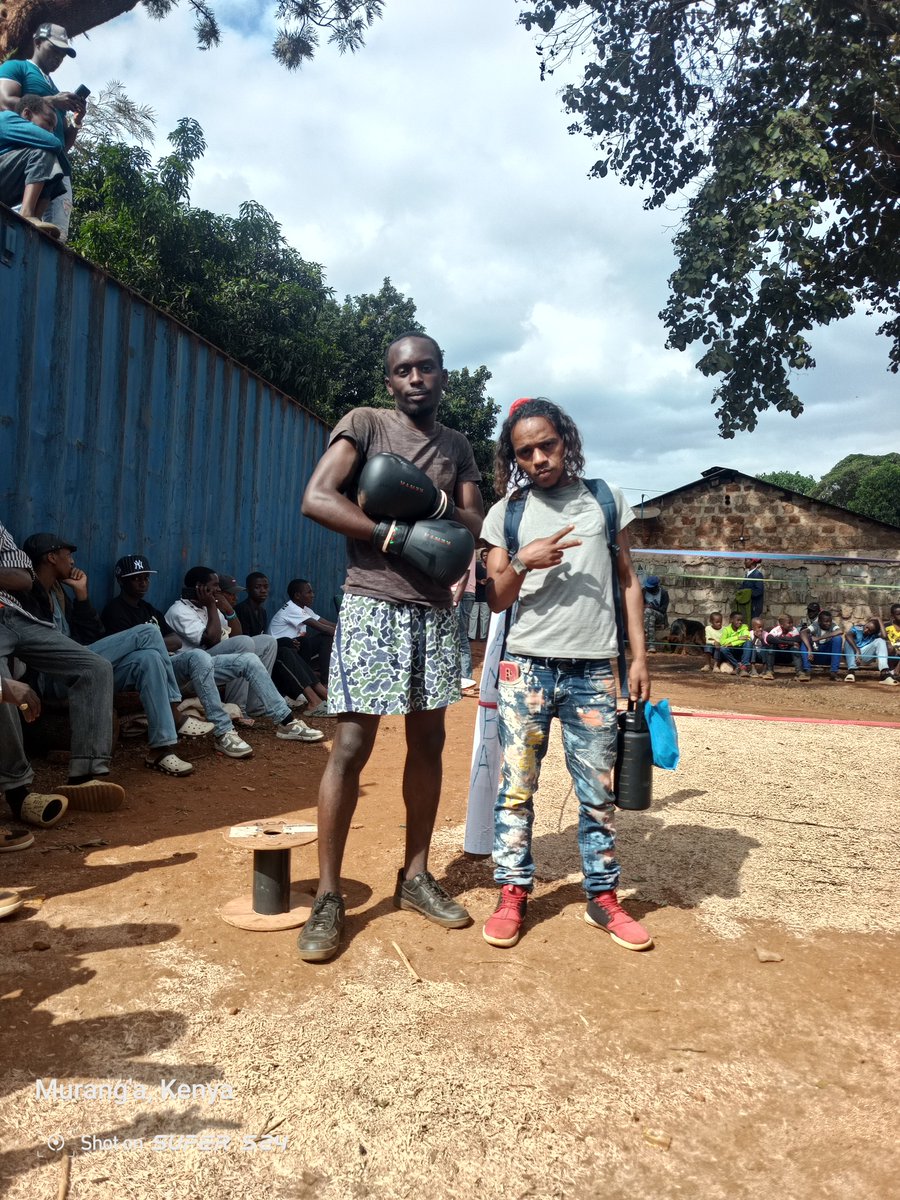 PitchsideKE's tweet photo. You don't need Vegas when the estate has Fight Night 😂🥊

Who’s the toughest boxer in your area? 👀 https://t.co/c7emrT8XQY