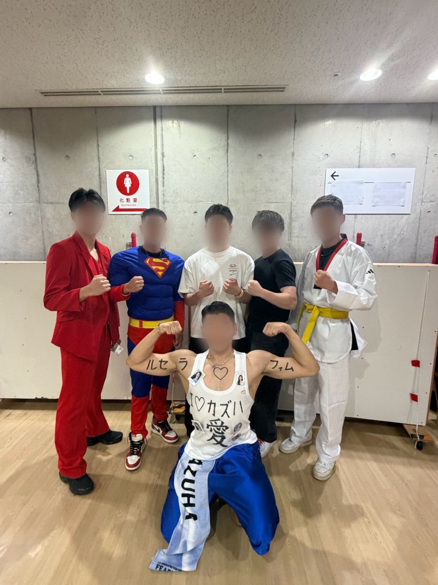 KAOPOP25's tweet photo. カズハの誕生日をピオナ全員で祝えて本当に幸せな時間だった😁
今ピオナとしてライブに行けることに感謝の気持ちを絶対に忘れちゃいけないなと改めて思いました😭
改めてカズハ誕生日おめでとう🎉🎉
#le_sserafim #LE_SSERAFIM 
#PUREFLOW #르세라핌
#KAZUHA #カズハ https://t.co/61E5VZQ7aS
