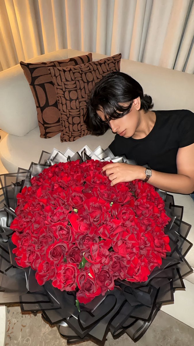 s2iur's tweet photo. أنا و الورد قصه حب أبديه قاعد أعيش شعور جديد🫂❤️ https://t.co/0TPLeMJvHM
