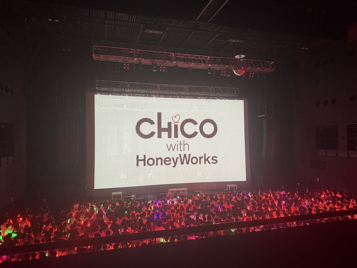 shito_stereo's tweet photo. CHiCO with HoneyWorks i BEST tour 2026 -STAY WITH YOU-

ライブで披露される曲を聴きながら、ひとつひとつ楽曲を作ったときのことを思い出していました。

ああでもない、こうでもないと悩みながら作ってきた曲たちですが、ライブでファンの皆さんが楽しそうに盛り上がってくれている姿を見るとまた頑張って曲を作ろうと思えます。

これからもチコハニをよろしくお願いします！

#チコハニ
#チコハニ_iBESTtour