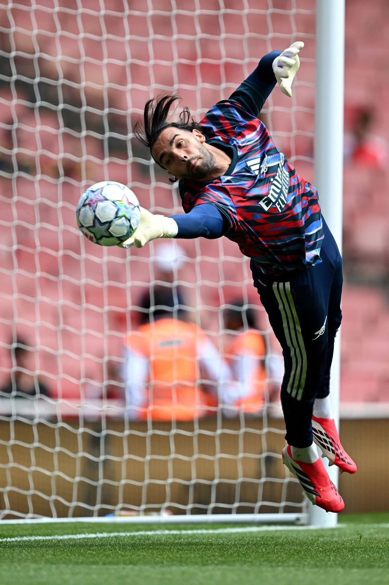 ArsenalForeverG's tweet photo. 🚨David Raya has cut his extended holiday short &amp; is warming up with the Arsenal goalkeepers today✅♥️ https://t.co/A5gZnxPgzQ