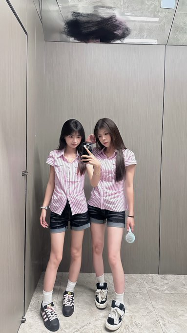 Olumide500's tweet photo. 现在是20：21分    

谁要锐评准女大的福照！

 赶紧看，我要删了….. https://t.co/UyNn22i6bu