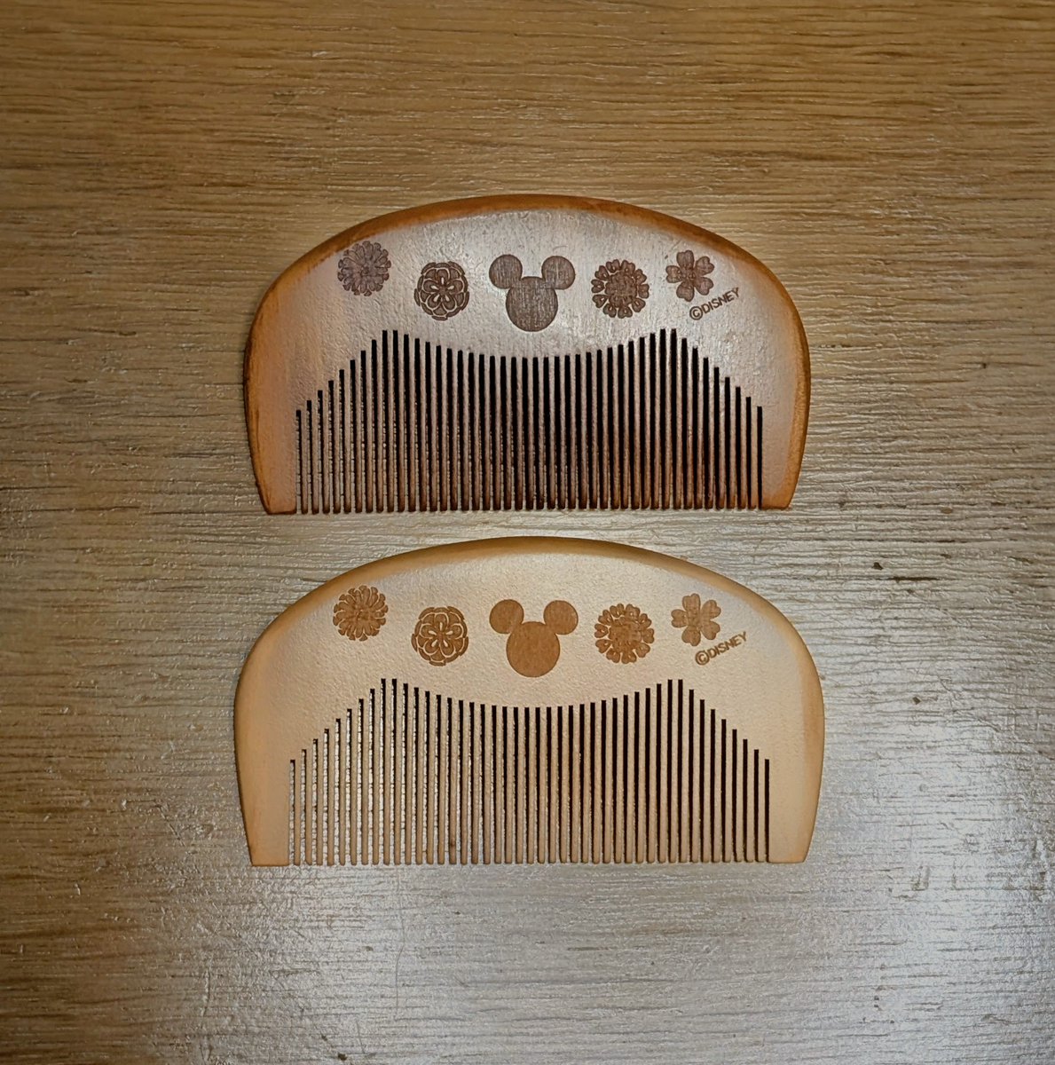 N_G_mhand's tweet photo. 夏のディズニーストアで購入した木櫛
上:数年前に購入してオイルメンテしながら日常使いしているもの
下:ストックとして購入した未使用品

ちゃんと色深くなってきてるの感動 https://t.co/7ZwKlIQoCC