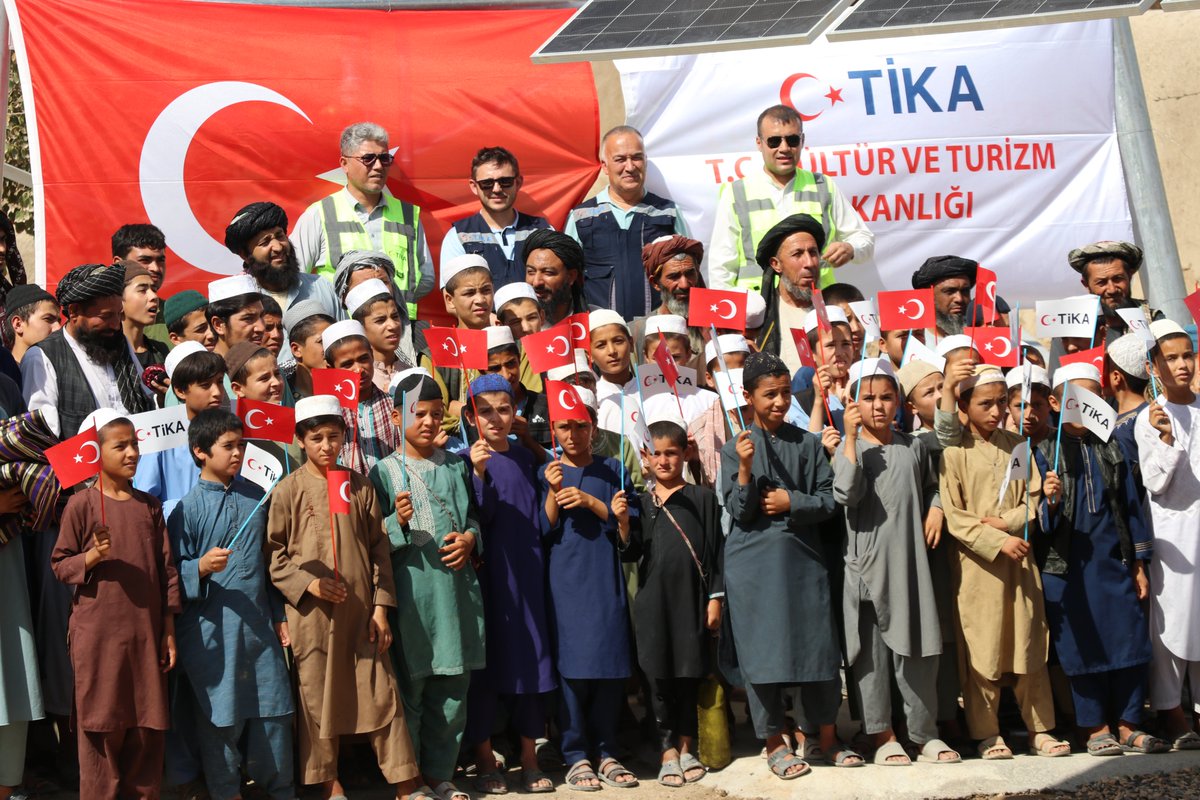 Tika_Mezari's tweet photo. این پروژه شامل حفر چاه عمیق، نصب پمپ آب، ذخیره آب و سیستم انرژی آفتابی بوده و با کاهش مشکلات دسترسی به آب، به بهبود کیفیت زندگی مردم، به‌ ویژه زنان و کودکان، کمک خواهد کرد.
تیکا به حمایت از مردم دوست و برادر افغانستان در بخش‌های بشردوستانه و انکشافی ادامه می‌دهد. https://t.co/g3UJyodUga
