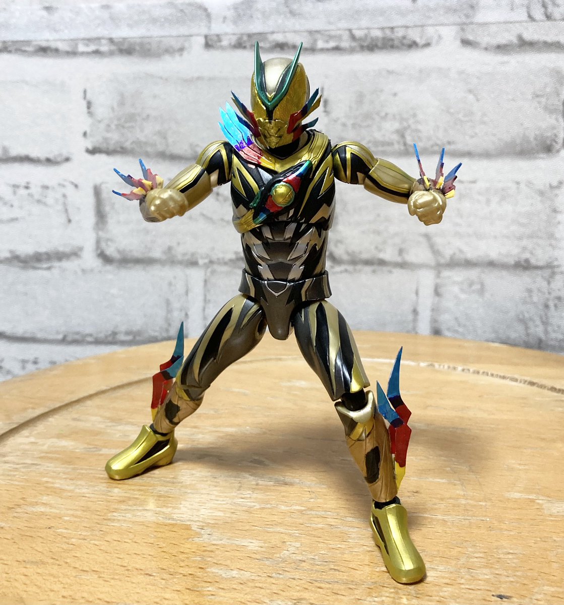 aya_ka_1211's tweet photo. 仮面ライダーゼッツ イナズマプラズマのアクフィ改造して、プラズマブースター⚡️にしました！
今回はパテを使わずにプラ板のみでやってみたのですが、造形はまだまだですね💦
好きなフォームだったので、完成させられて満足！
 #ニチアサフィギュア改造部
 #仮面ライダーゼッツ https://t.co/fk9JmFI1J9