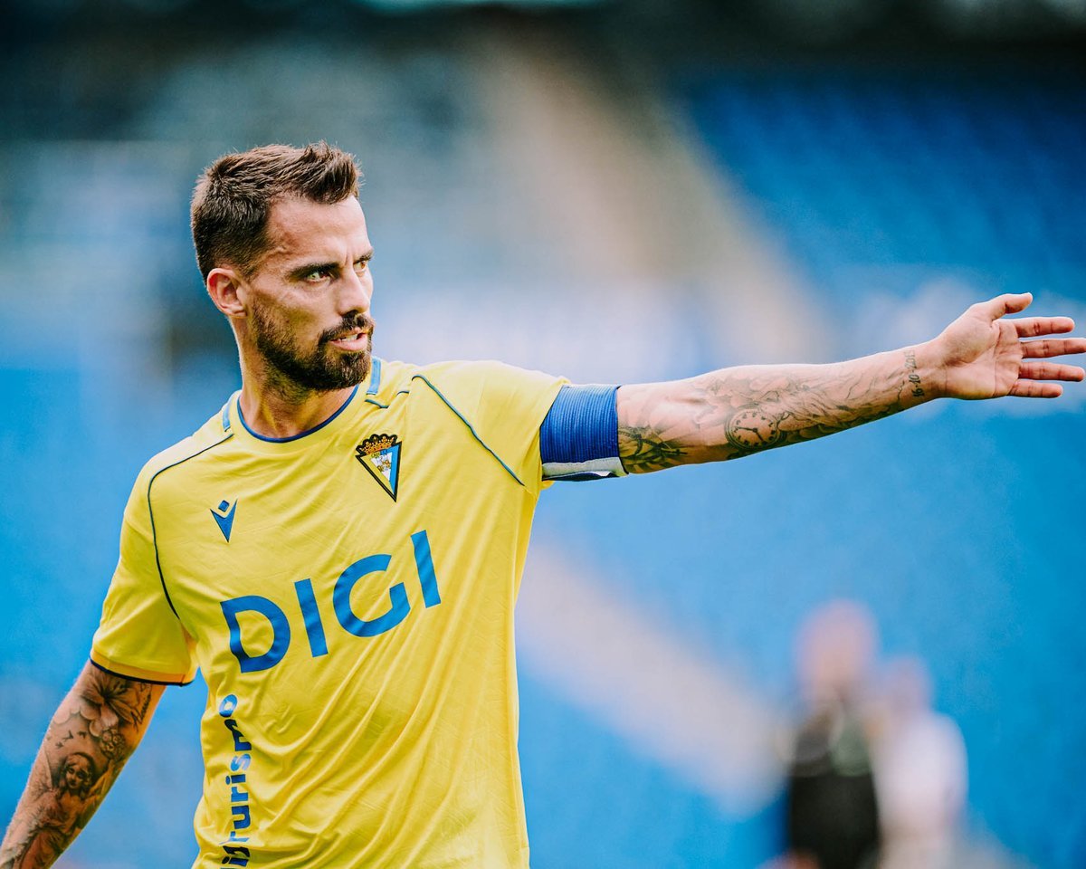 solofichajes123's tweet photo. El @Cadiz_CF vería con buenos ojos la salida de Suso para librarse de su alto salario: 900.000 euros anuales aproximadamente, quedándole aún tres temporadas más de contrato hasta 2029

▪️Su marcha se antoja complicada. El futbolista gaditano renunció el verano pasado a ofertas muy superiores económicamente del extranjero e incluso de Primera División para regresar al equipo de su tierra con una edad idónea para ofrecer rendimiento inmediato

▪️Sin embargo, desde la dirección deportiva han sido incapaces tanto la campaña anterior como esta pretemporada de rodearle de futbolistas asociativos con buen nivel de Segunda División para que pueda explotar sus virtudes, lo que le está relegando a un rol totalmente intrascendente para un futbolista que debería marcar diferencias en la categoría