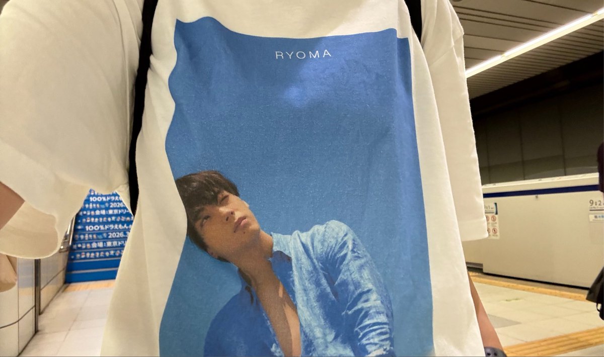 tkucrym8888's tweet photo. 握手の列並んでたらスタッフさんに「昔のグッズですね！」って声掛けてくださって「そうなんです！着てきました」って言ったら「長く大切にしてくださってありがとうございます！これからもお願いします」と言って頂けて嬉しかった
スタッフさんも本当に良い人ばかり、、
#竹内涼真ファンイベント2026 https://t.co/umj4ZiafP4