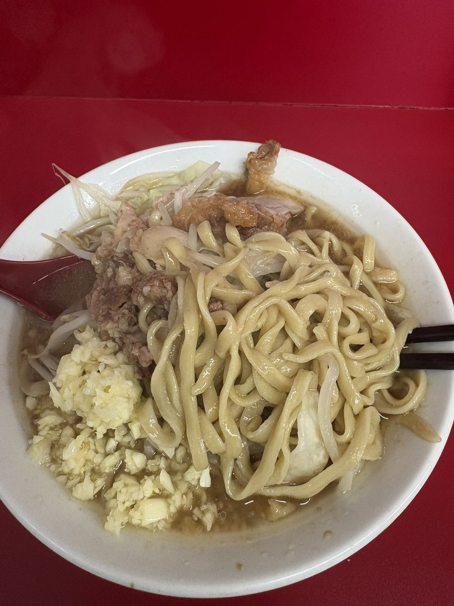 ramune1953's tweet photo. お昼に食べた #ラーメン二郎  #大宮公園駅前店
麺少なめヤサイスクナメニンニクアブラで頂く
非乳化寄りのカエシが効いた味からアブラがマリアージュしコクが増す
しっかり目ながらも噛むほどに旨味が溢れるブタ、アブラの層のおかげでずっとアツアツの麺
幸せな一杯
至福のひととき、ご馳走様でした。 https://t.co/azKskbZi76