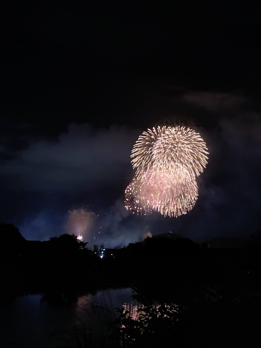 BossaKuma's tweet photo. 最後の花火に今年もなったな〜
高知市花火大会をひとり年1ビールを呑みながら楽しむ。スマホでジェミニに60歳からの働き方、お金のことを相談しながら。現実と夢の狭間である。
しかしアルコールを入れると心臓バクバク、頭痛、身体のわるい部分が痛みだす(笑)
明日からはよさこいだー！！ https://t.co/Z1iOARahNf