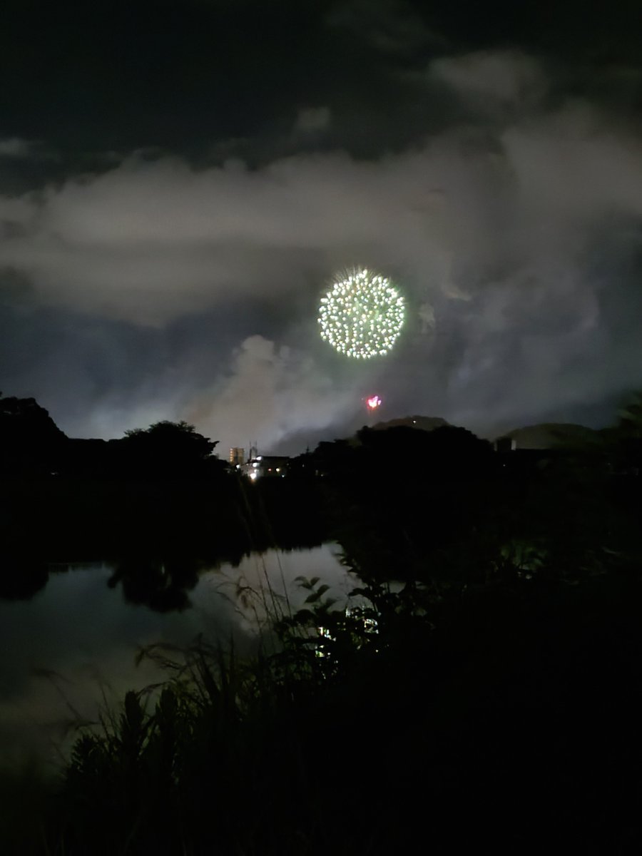 BossaKuma's tweet photo. 最後の花火に今年もなったな〜
高知市花火大会をひとり年1ビールを呑みながら楽しむ。スマホでジェミニに60歳からの働き方、お金のことを相談しながら。現実と夢の狭間である。
しかしアルコールを入れると心臓バクバク、頭痛、身体のわるい部分が痛みだす(笑)
明日からはよさこいだー！！ https://t.co/Z1iOARahNf