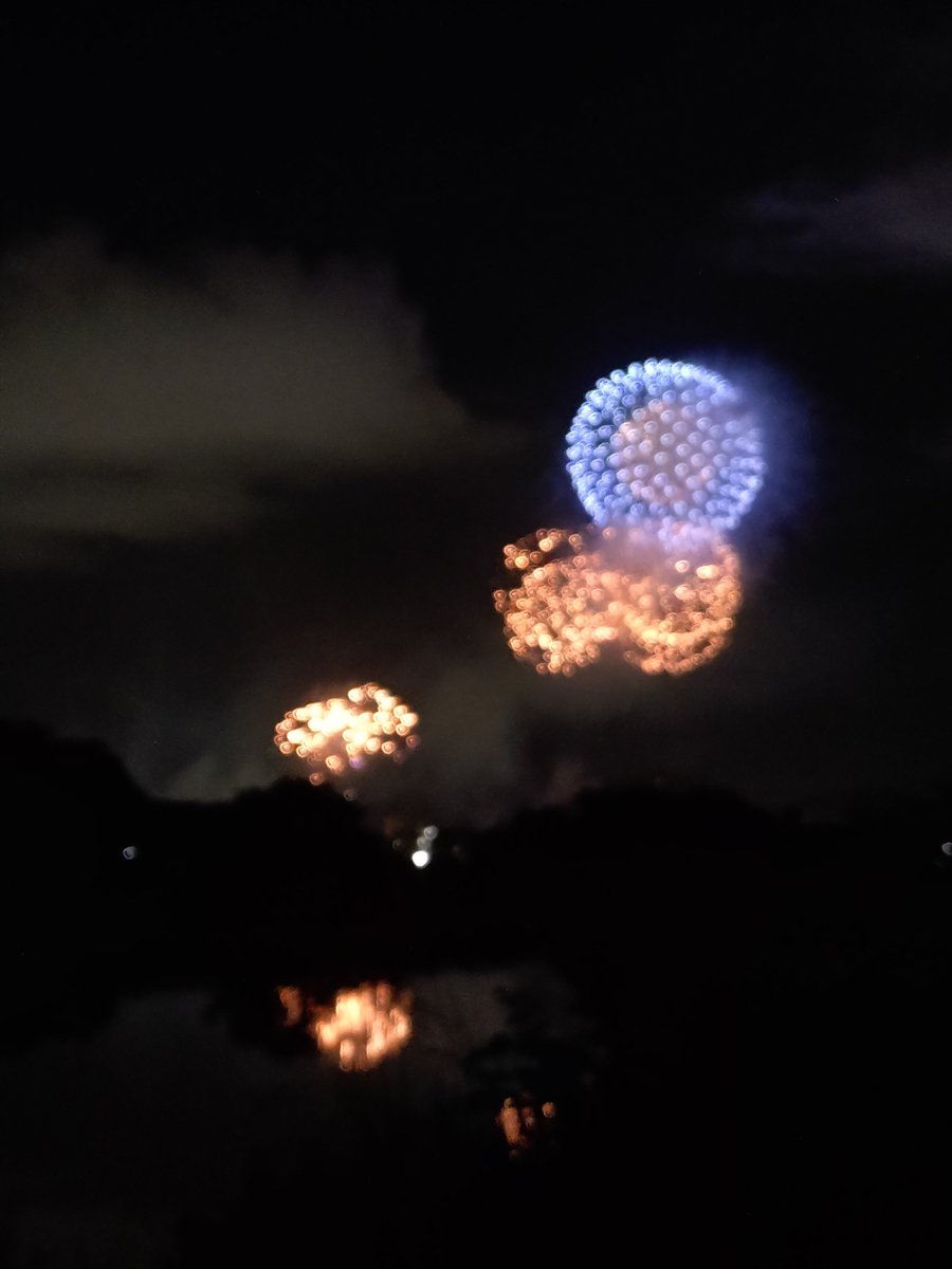 BossaKuma's tweet photo. 最後の花火に今年もなったな〜
高知市花火大会をひとり年1ビールを呑みながら楽しむ。スマホでジェミニに60歳からの働き方、お金のことを相談しながら。現実と夢の狭間である。
しかしアルコールを入れると心臓バクバク、頭痛、身体のわるい部分が痛みだす(笑)
明日からはよさこいだー！！ https://t.co/Z1iOARahNf