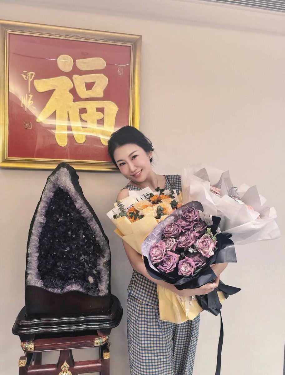 imyourjet_aim's tweet photo. 那就祝我生日快乐吧💐感谢朋友们送的礼物🎁 https://t.co/zfdVu8hks3