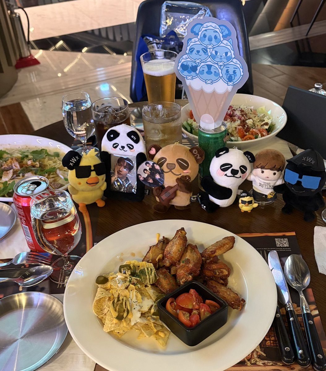 woo_Love_0430's tweet photo. 打ち上げ〜やっとビール🍺飲んで美味しいご飯
💕
しかも…ニックンのご家族が隣の席にいる🥰
#THE_RETURN_in_INCHEON https://t.co/bQE9HGcoYa