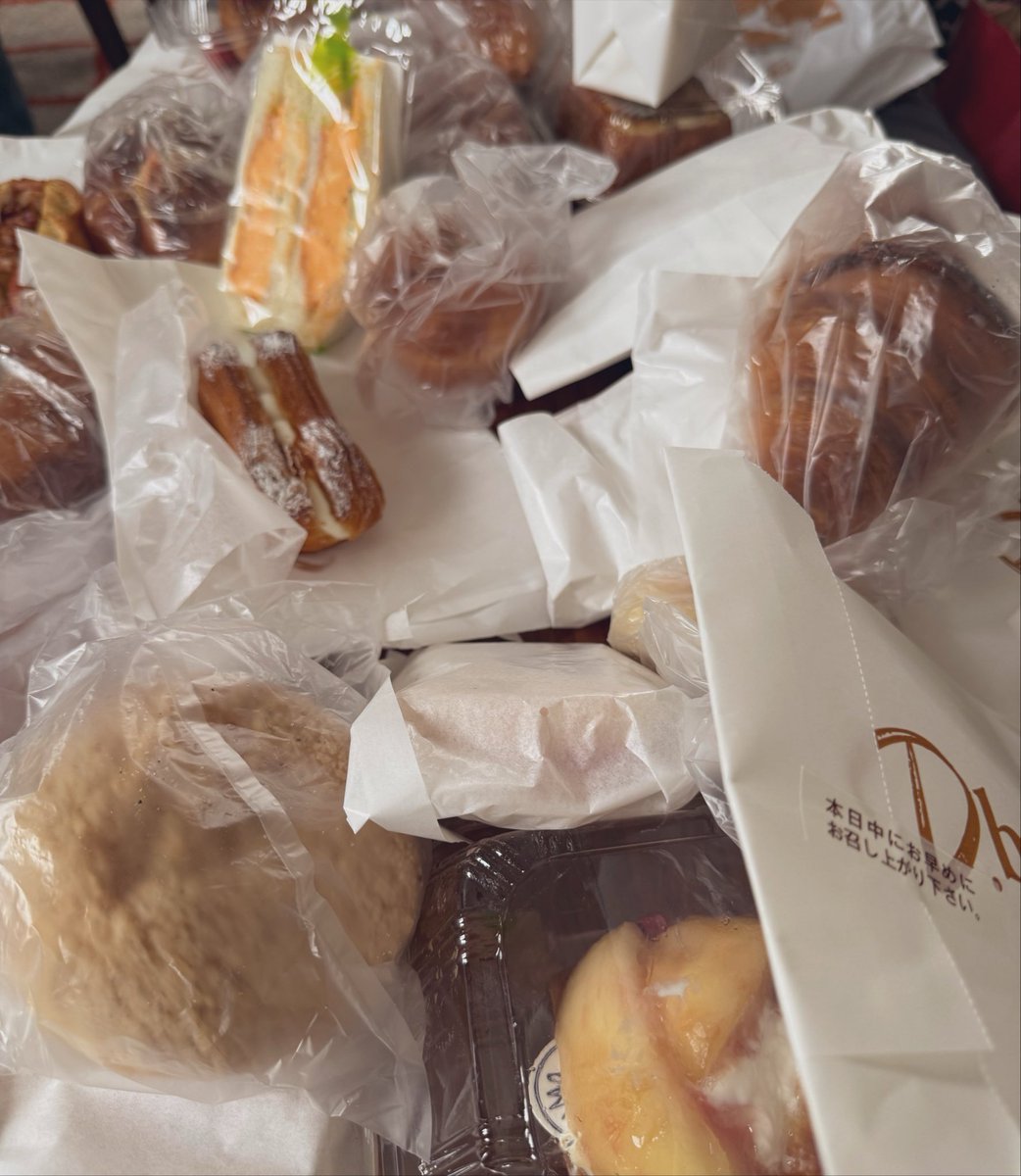 harumotoko's tweet photo. パン祭り開催〜🥐（4人分）
行きたかったお店行けたしうれしい！
久しぶりのカタンも枯山水も楽しかった〜！ https://t.co/i6uzL2ztOW