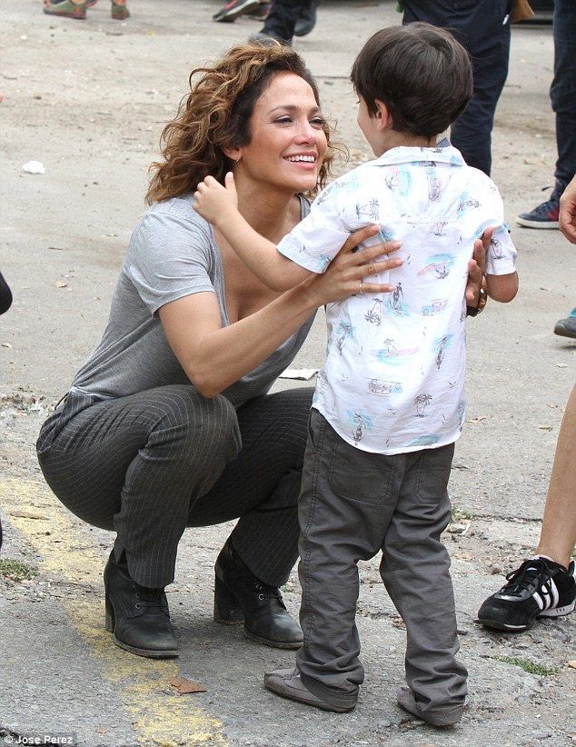 charlesmore25's tweet photo. young Fan approached Jennifer Lopez for an autograph on his personal DVD copy of her 2002 romantic comedy hit, Maid in Manhattan https://t.co/6jidjo4onS