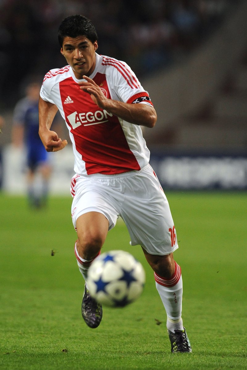 LigadeCampeones's tweet photo. ⏪ #TalDíaComoHoy de 2007, 𝐋𝐮𝐢𝐬 𝐒𝐮𝐚́𝐫𝐞𝐳 llegaba al Ajax...

#UCL https://t.co/mUNVpDnfJF