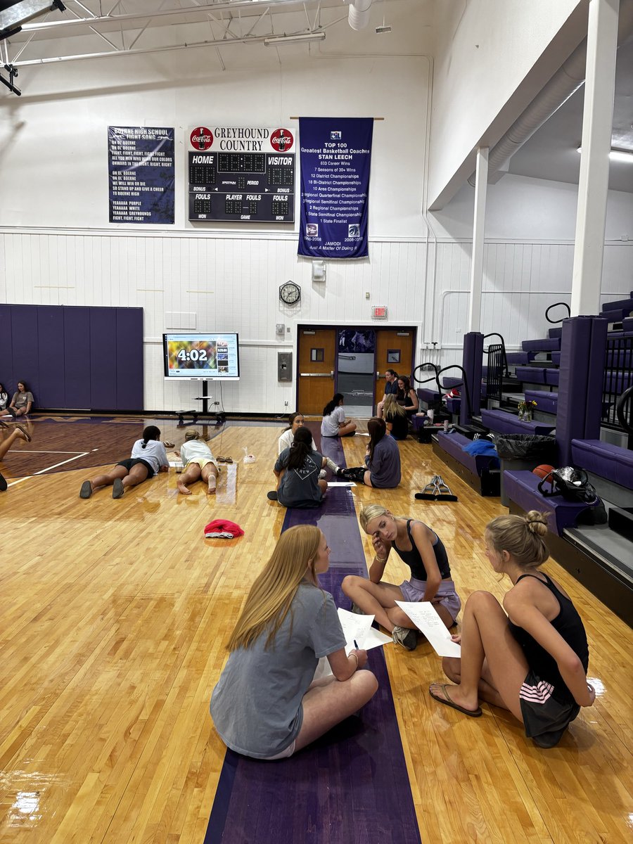BoerneVB's tweet photo. Scrimmages are done and our annual lock-in is complete. Great day battling on the court and learning how to stay #AboveTheLine this season. Not to mention finding out their sisters💜

@LeechStan @Boernehs @mattwmyers https://t.co/3eHRFJkckf