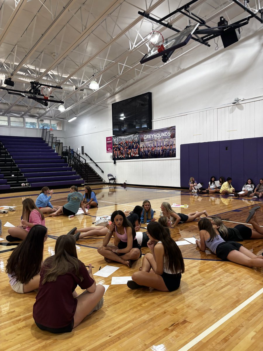 BoerneVB's tweet photo. Scrimmages are done and our annual lock-in is complete. Great day battling on the court and learning how to stay #AboveTheLine this season. Not to mention finding out their sisters💜

@LeechStan @Boernehs @mattwmyers https://t.co/3eHRFJkckf