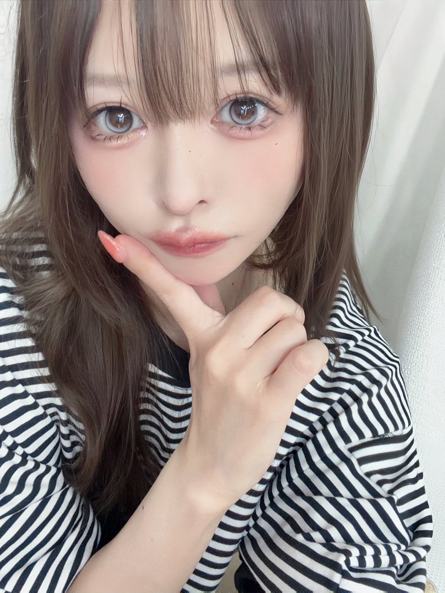 smknjamwtan's tweet photo. 当日いただいた🎁
EYE:Dのオリジナルブランドのno:DのMoonstone Gray🤍

うるっと透明感のある瞳に仕上がる水光カラコン✨
軸固定タイプでハイライトが回りにくくて自然に盛れる🪽

#eyeD  #noD #韓国カラコン https://t.co/0ZHZux1GFG