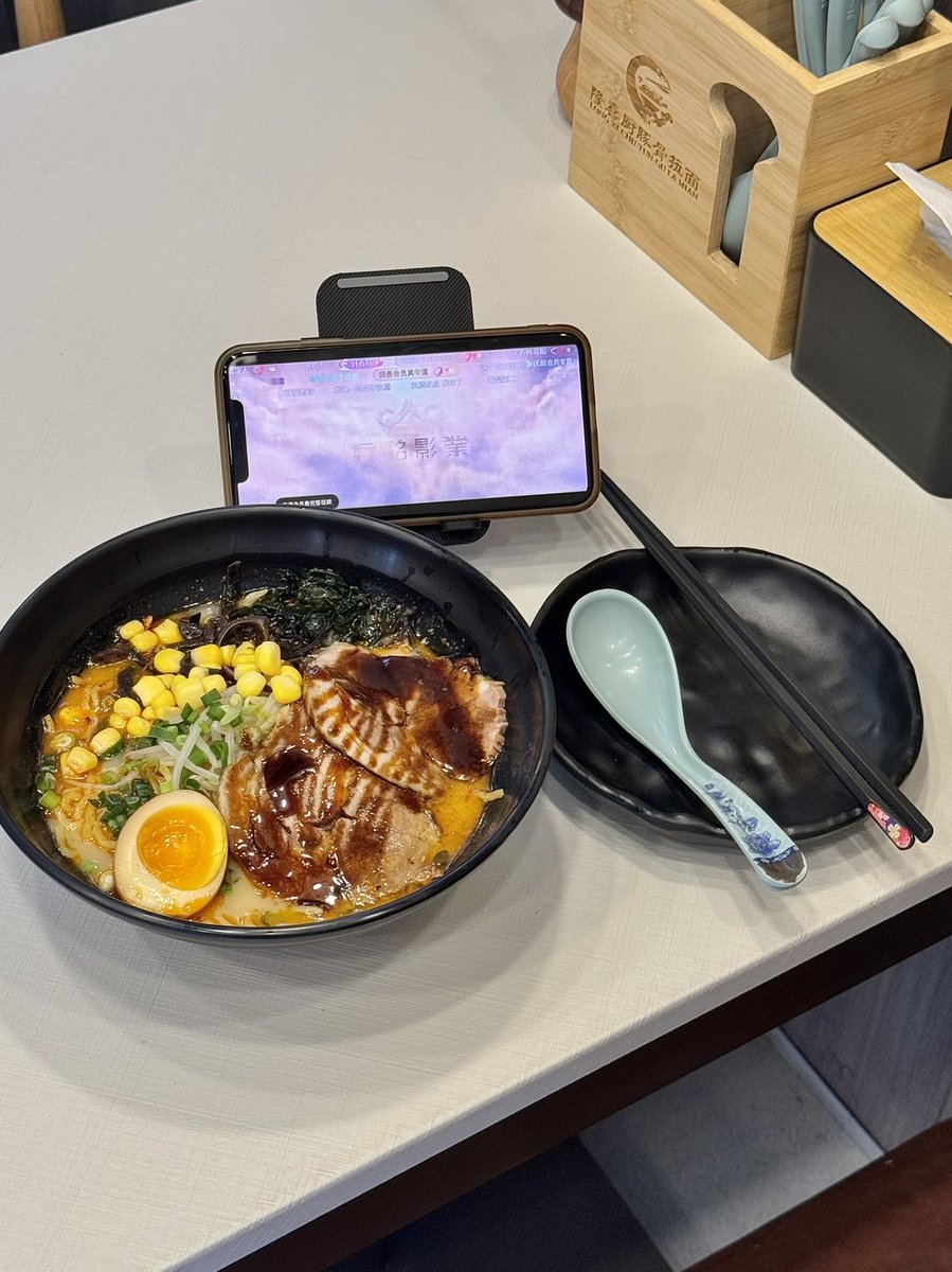 Dennis691740332's tweet photo. Late-night ramen stall glow: warm broth steams up glasses, a tired traveler finds a quiet, cozy spot to slow down. Nothing beats this simple, gentle comfort after a long day.， https://t.co/OovU1nkrVO
