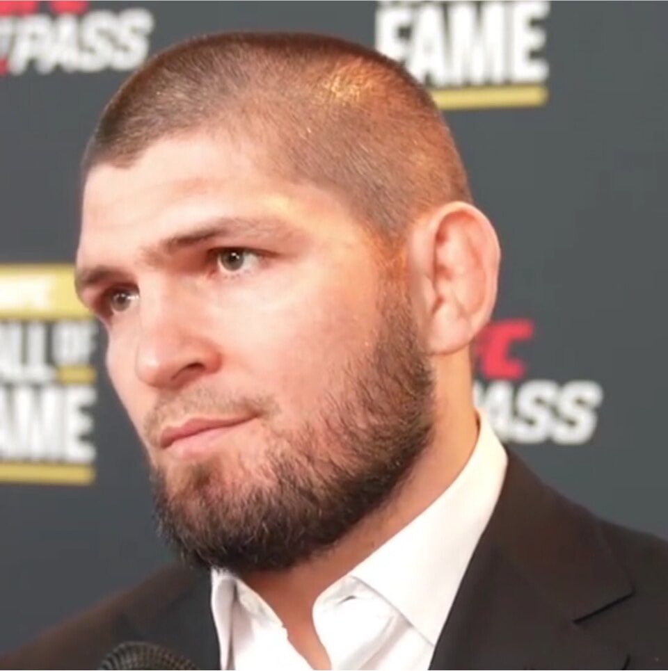KirmiziKoseMMA's tweet photo. 🚨 Khabib Nurmagomedov, bazı sponsorların Filistin’e verdikleri açık destek nedeniyle kendisiyle, Islam Makhachev, Usman Nurmagomedov ve diğerleriyle olan sponsorluk anlaşmalarını sonlandırdığını söyledi:

Khabib Nurmagomedov: ‘’Dünyanın %90'ı bunun ne olduğunu biliyor; bu bir soykırım. 

En büyük sorumluluk, bunu insanlarla en azından paylaşmaktır.

Tamam, belki hiçbir şey yapamazsınız ama sadece sessiz kalmayın.

Bunu sporcu tarafından ele alarak söyleyeceğim. Örneğin ben ünlü bir sporcuyum. Hayal edebiliyor musunuz, bununla ilgili paylaşım yaptığınızda sözleşmelerinizi kaybediyorsunuz, sponsorluklarınızı kaybediyorsunuz. Birçok sponsor, Filistin'i destekleyen bazı sporcularla çalışmak istemiyor. Desteklemeyi geçin, sadece tek bir şey söyleseler bile sözleşmelerini iptal ediyorlar.

Bunun benim başıma gelmediğini mi sanıyorsunuz? Islam'ın (Makhachev) ya da Usman'ın (Nurmagomedov) başına gelmediğini mi? Bizim başımıza da geldi. Biz de çok para kaybettik. Ama insan hayatıyla kıyaslandığında para hiçbir şeydir.’’