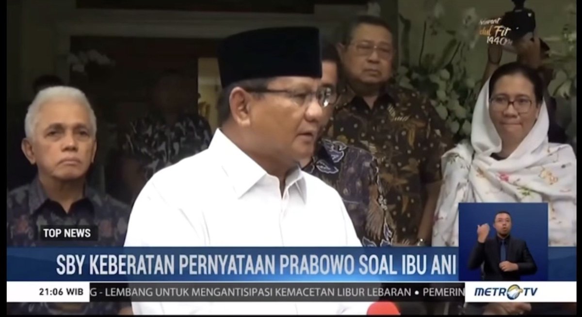 MiskinTV_'s tweet photo. Coba lihat perubahan gestur Pak SBY.

from this:                        to this: https://t.co/4cEpGKhMFu