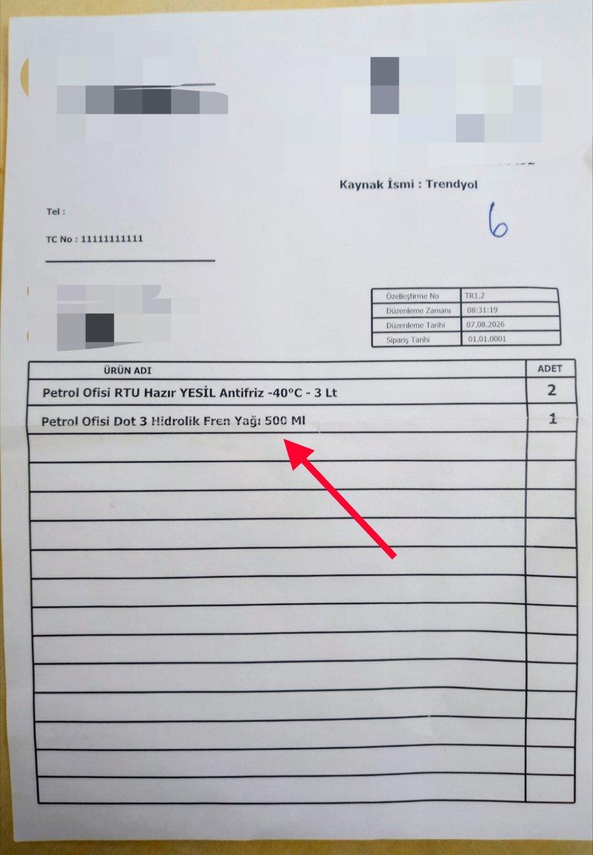 tuketicideney's tweet photo. Trendyol’da 500 ml olarak satışa sunulan ve faturası da 500 ml kesilen hidrolik fren yağı 400 ml geldi; destek talebi “eksiklik/kusur yok” denilerek kapatıldı.

♦️Takipçi şikâyeti:

“6 Ağustos 2026 tarihinde Trendyol üzerinden ‘TozluMadeniyağ’ isimli satıcıdan hidrolik fren yağı satın aldım.

Satış ekranındaki ürün başlığında, tanıtım görsellerinde ve tarafıma kesilen faturada ürün miktarı açıkça 500 ml olarak belirtiliyordu.

Ancak ürün teslim edildiğinde ambalajının 400 ml olduğunu gördüm.

Durumu fark ettiğimde platform üzerinden yaşadığım sorunu anlatan 3 yıldızlı bir yorum paylaştım. Ancak olumsuz yorumumun yayınlanmadığını ve ürün ilanının başlık ile görsellerinde herhangi bir düzeltme yapılmadan hâlâ 500 ml olarak gösterilmeye devam ettiğini gördüm.

Eksik ürünün telafisi amacıyla Trendyol Asistan ve müşteri hizmetleri üzerinden destek talebi oluşturdum.

Talebim, ‘Herhangi bir eksiklik/kusur tespit edilmemiştir.’ denilerek kapatıldı. Bana sözlü olarak üretici firmanın artık bu ürünü 400 ml olarak ürettiği söylendi.

Ancak benim satın aldığım ilanda ürün 500 ml olarak gösterildi ve faturam da 500 ml üzerinden kesildi.

6502 sayılı Tüketicinin Korunması Hakkında Kanun kapsamında, ilan edilen özelliklere ve miktara uygun olmayan bir ürün teslim edilmesinin tüketici açısından sorun oluşturduğunu düşünüyorum.

Buradaki mesele 100 ml ürünün maddi değeri değil.

Beni asıl rahatsız eden, ilandaki ürün miktarının teslim edilen ürünle uyuşmamasına rağmen ilan bilgilerinin düzeltilmemesi ve destek talebimin herhangi bir telafi sunulmadan kapatılmasıdır.

Sürece ilişkin fatura, güncel ilan ekran görüntüleri ve reddedilen destek talebine ait görseller elimde mevcut.

Trendyol ve ilgili satıcıdan ürün ilanındaki bilgilerin düzeltilmesini, yaşadığım durumla ilgili somut bir açıklama yapılmasını ve mağduriyetimin giderilmesini talep ediyorum.”