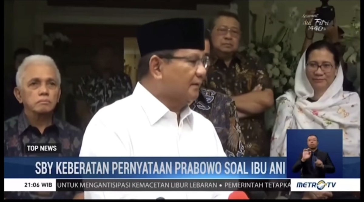 MiskinTV_'s tweet photo. Coba lihat perubahan gestur Pak SBY.

from this:                        to this: https://t.co/4cEpGKhMFu