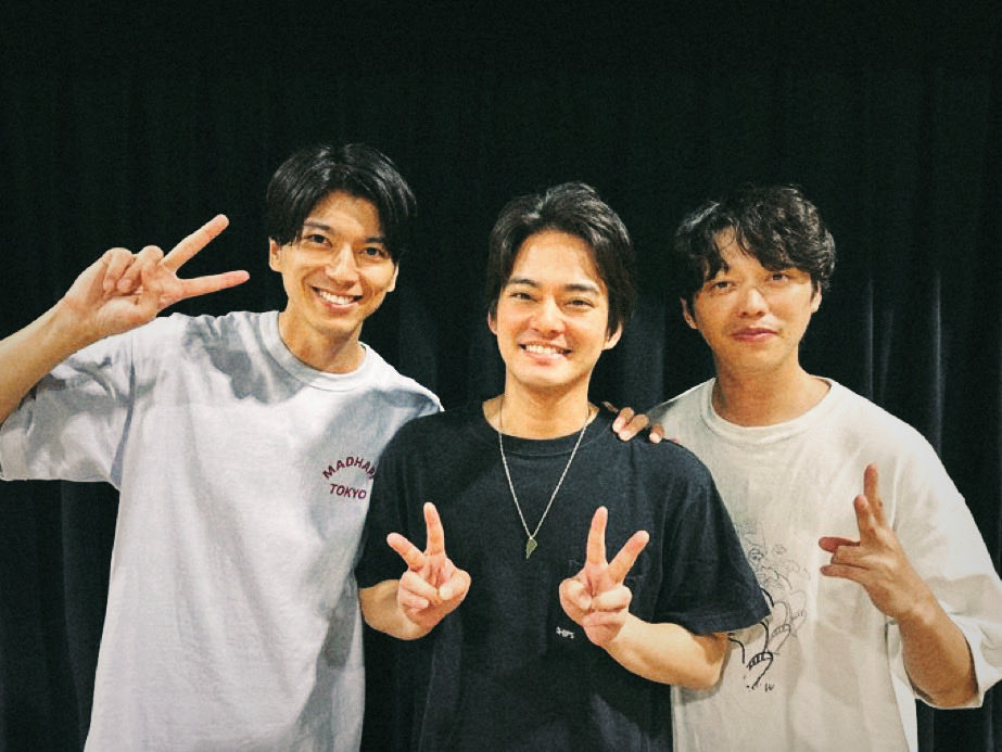 anzaistaff's tweet photo. 「#パレイドリア」初日終了致しました。
ご来場頂いたお客様ありがとうございました！
ついに開幕致しました。
とても幸福度の高い初日となりました。
第三舞台というものの輪郭を味わう様なそんな楽しい時間でした。
今年の夏はとても長いです。
最後までどうぞ宜しくお願い致します！
明日は、18時半公演。
劇場でお待ちしています。

若手男子頑張ります。

#中山優馬
#小松準弥
#安西慎太郎