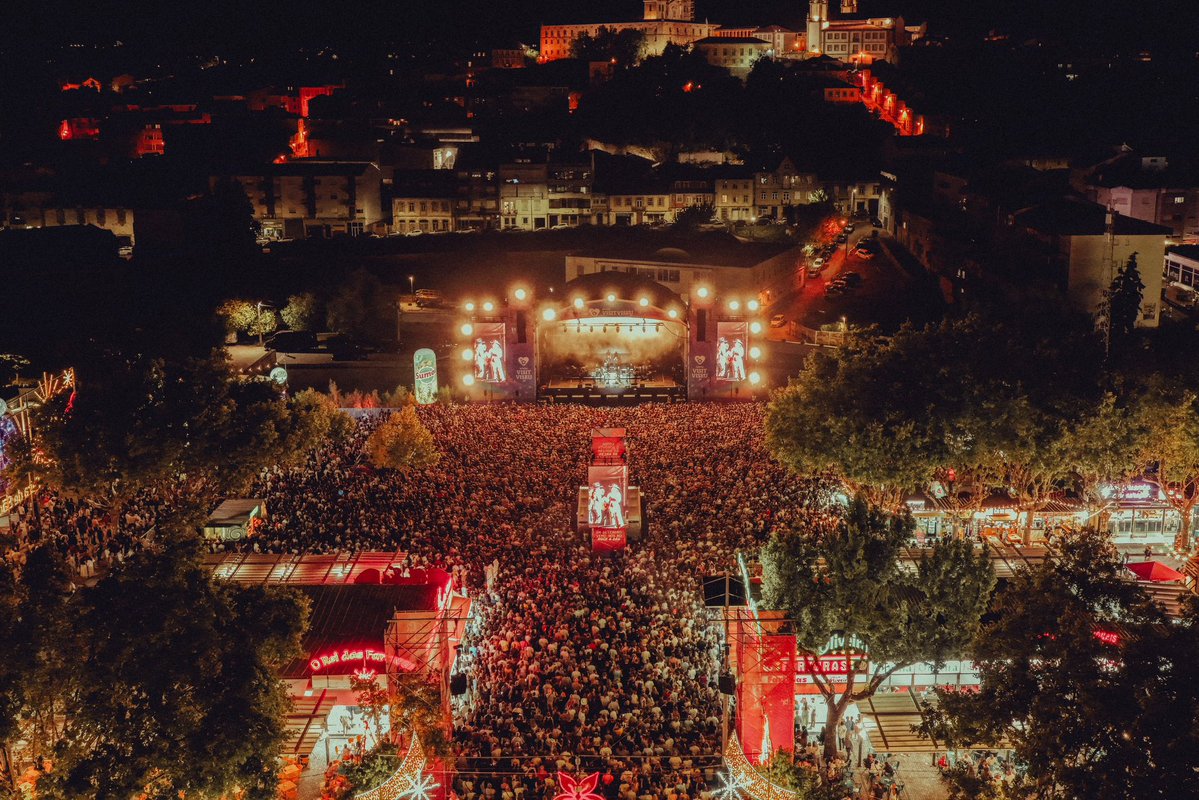 Maraisa's tweet photo. Fazer parte da 634ª edição da feira mais antiga de Portugal, em Viseu, foi um marco, celebrar a tradição, a cultura e a música com um público que lotou o espaço e nos recebeu tão bem, é gratificante.♥️🎶 https://t.co/WBlRWgR4Zf