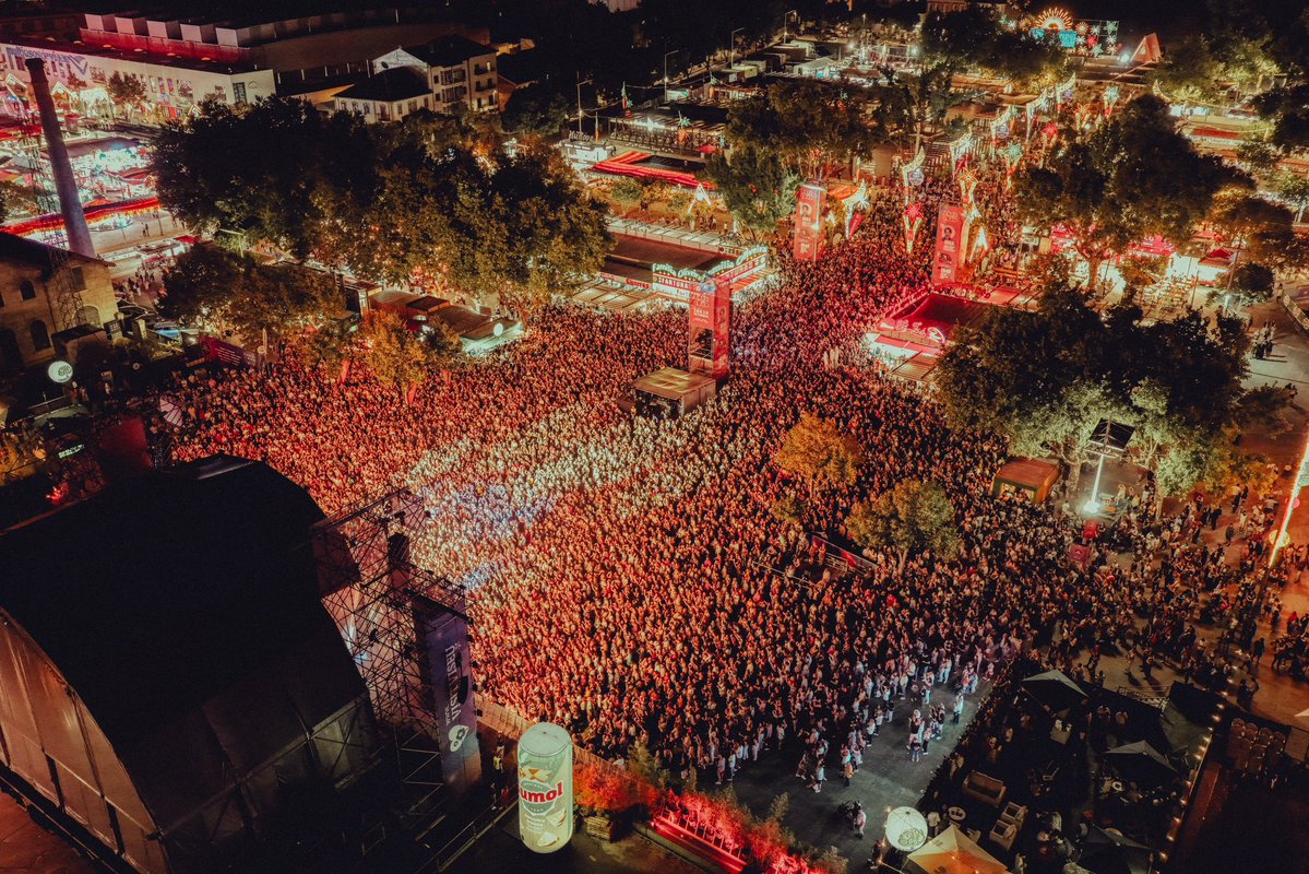 Maraisa's tweet photo. Fazer parte da 634ª edição da feira mais antiga de Portugal, em Viseu, foi um marco, celebrar a tradição, a cultura e a música com um público que lotou o espaço e nos recebeu tão bem, é gratificante.♥️🎶 https://t.co/WBlRWgR4Zf
