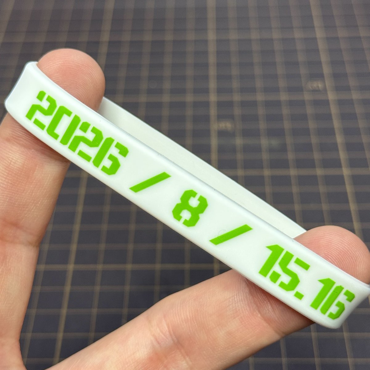 kozimajyuku's tweet photo. 今回の記念グッズシリコンバンドは白地にグリーン文字。
蛍光グリーンなのでブラックライトに反応して発光します。
こちらは展示参加者全員と観覧の方にも先着でプレゼントいたします。
来場プレゼントは観覧チケットを登録された方が対象です。
入場時にスマホでチケットを提示して下さい。 https://t.co/ehGAqHhZNu