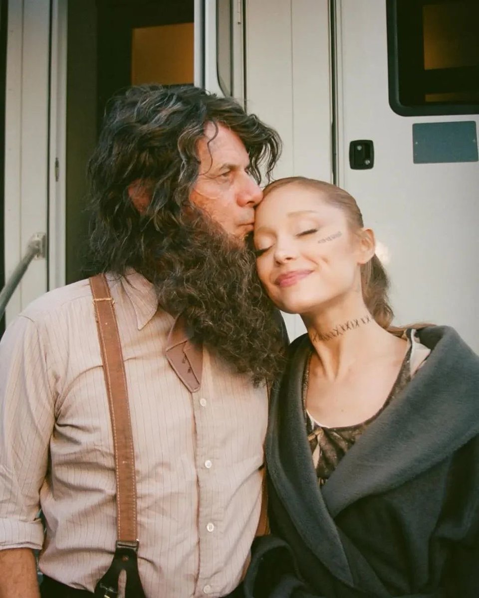 accessarianabr's tweet photo. “A propósito, feliz dia dos pais para todos os papais brasileiros por aí... Muito amor” — Ariana Grande, 14 anos atrás! 

Feliz dia dos pais ❤️ https://t.co/DhHErooTEr
