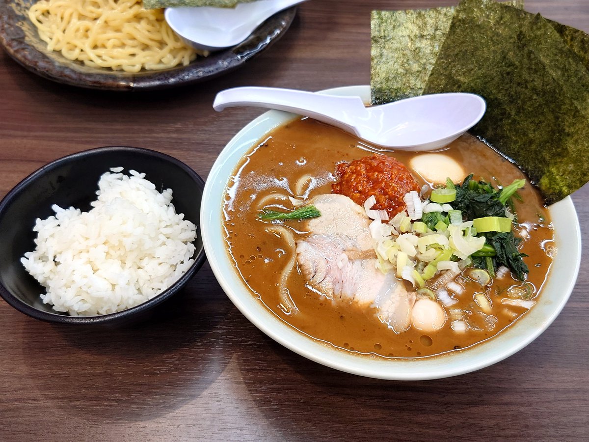 tako_8ryu's tweet photo. 立川駅前で地元の友人とラーメンと歓談 https://t.co/aYOLuYGgCH