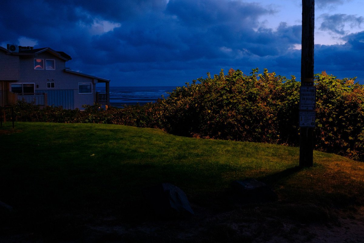 flower6260's tweet photo. Coastal blue hour hits completely different in Oregon https://t.co/Na3Lg4fReh