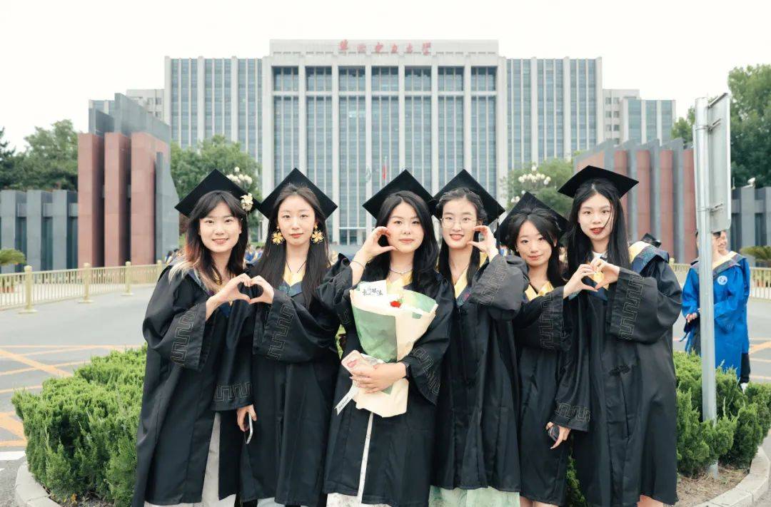 Eric16402440493's tweet photo. Graduation check  My favorite college years flew by in a blink—thank you for all the late-night laughs and lesson learned. Next stop: whatever’s next. https://t.co/oGtVZEDmBk