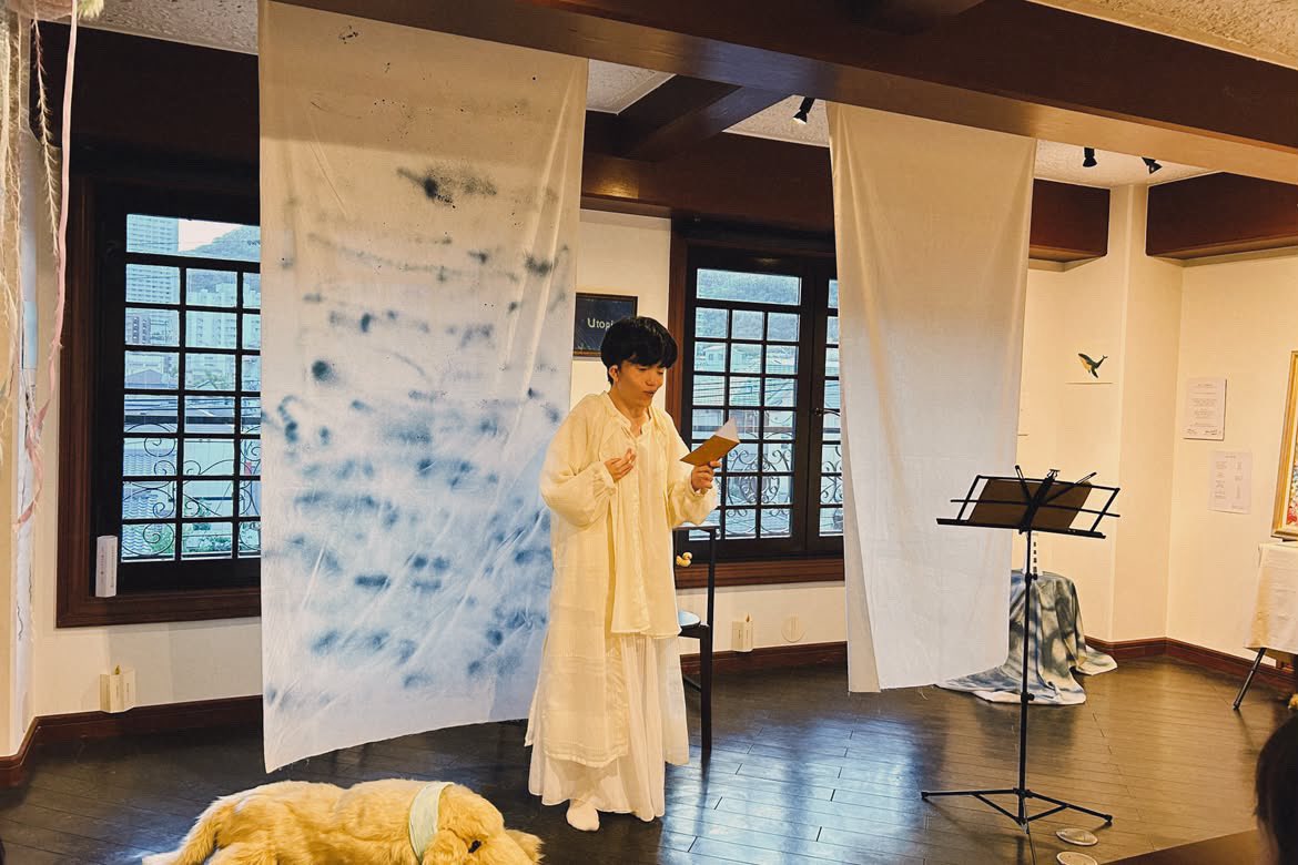 tomoruhoshino's tweet photo. 1日限りの展示・朗読会『Utopia』
8月8日（土）　神戸Space raymma にて

静かなギャラリーで1日限りの展示と朗読会を開催させていただきました。静粛な館に添う詩とぬいぐるみを引き連れての展示。
朗読会では座ったり歩いたり、時に演じたり。詩の世界へと皆様を誘うことができました。 https://t.co/xaSUJ7zguS