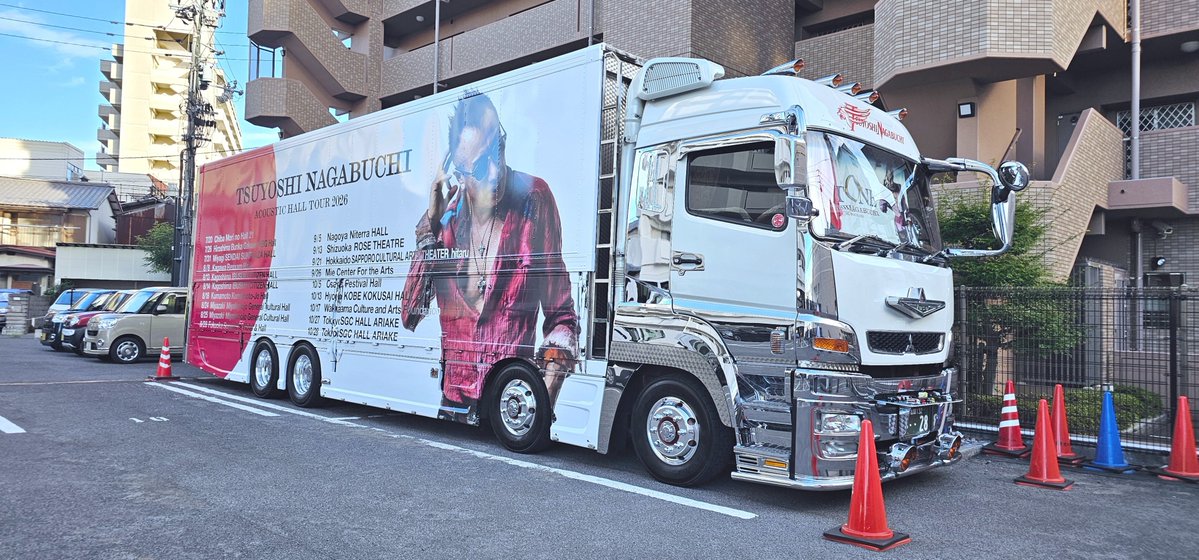 sanuki4946's tweet photo. 同一車両。 格好良すぎ❤
#長渕剛
#レクザムホール
#ツアトラ
#ツアートラック https://t.co/2c3RieGm90