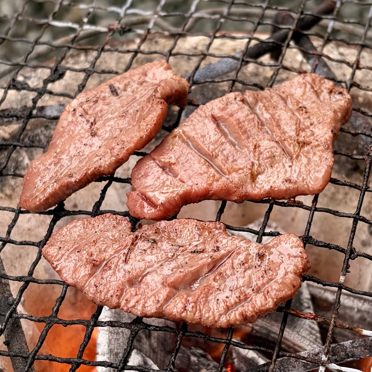 nonstop_tail's tweet photo. 庭で炭を起こして、家族とたわいない話をしながらゆっくり酒を呑む。一番贅沢かもしれない。#仙台帰省 #七輪 https://t.co/wNAjElrCw7