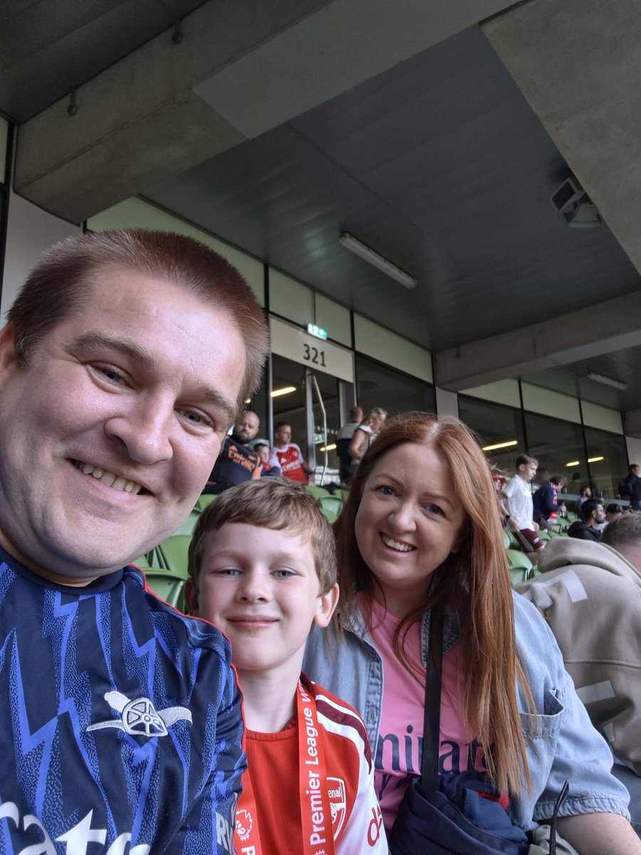 MichaelsFa6303's tweet photo. Unforgettable day for Cohen and Jack on Wednesday as they led @Arsenal out against Betis – thanks to Liam Brady and Dermot O’Kelly for arranging and to @ClaytonHotels. Delighted to have big fan Sean there too … and little Ben, brother of  Abigail, who we sadly lost last week.💓 https://t.co/W8Z79na0k7