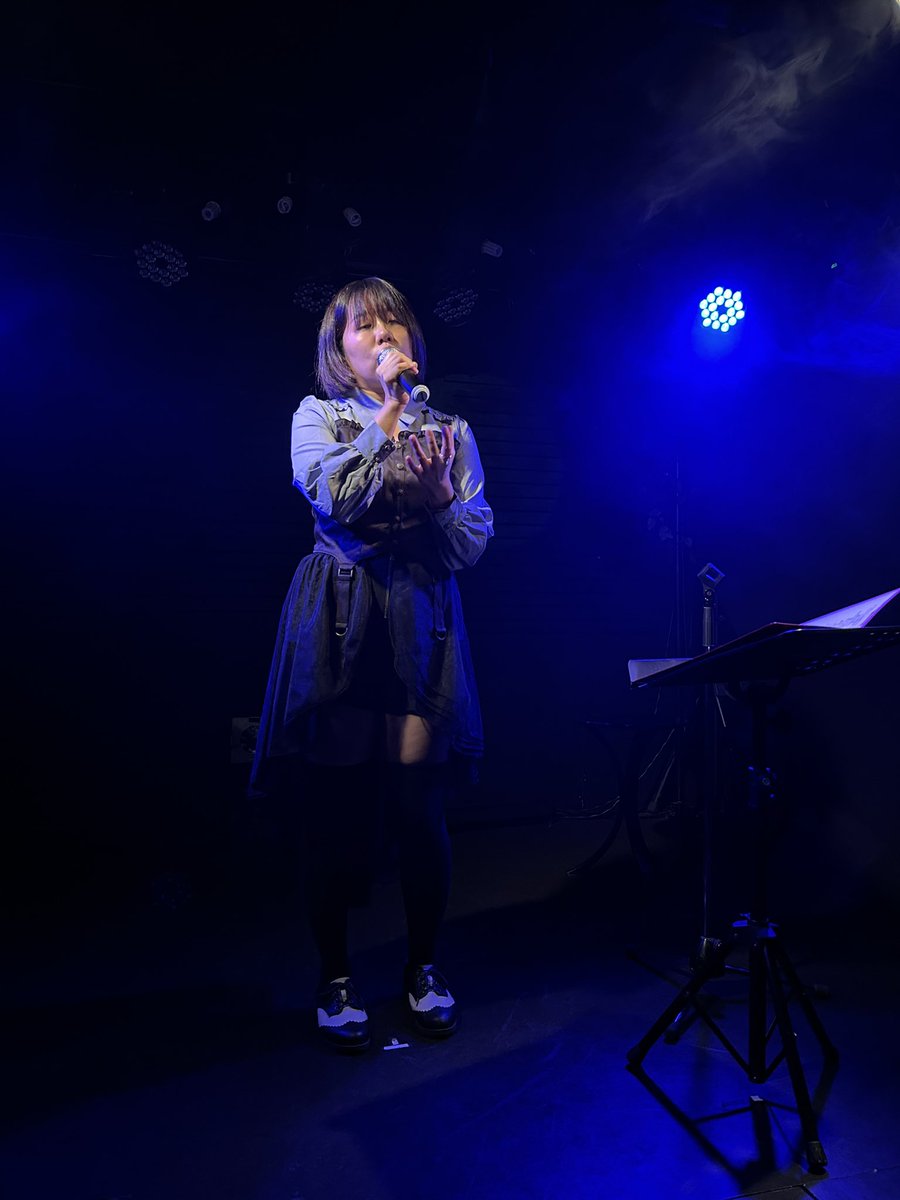 kunimac151007's tweet photo. 竹之内麻里さん主催の「No Title live」で
麻里さんの曲を歌い上げてくれた
山本あつみさん
（後ろに月がでてたのに写らず）
アーカイブなら見れるかも！
美味しい日本酒を見つけて・・

初めて歌声を聴く・パフォーマンス見ることが出来た
朝長ゆきのさん
頑張れ！

出演の方々の歌声よかったです♪ https://t.co/Xlyf0kgKho