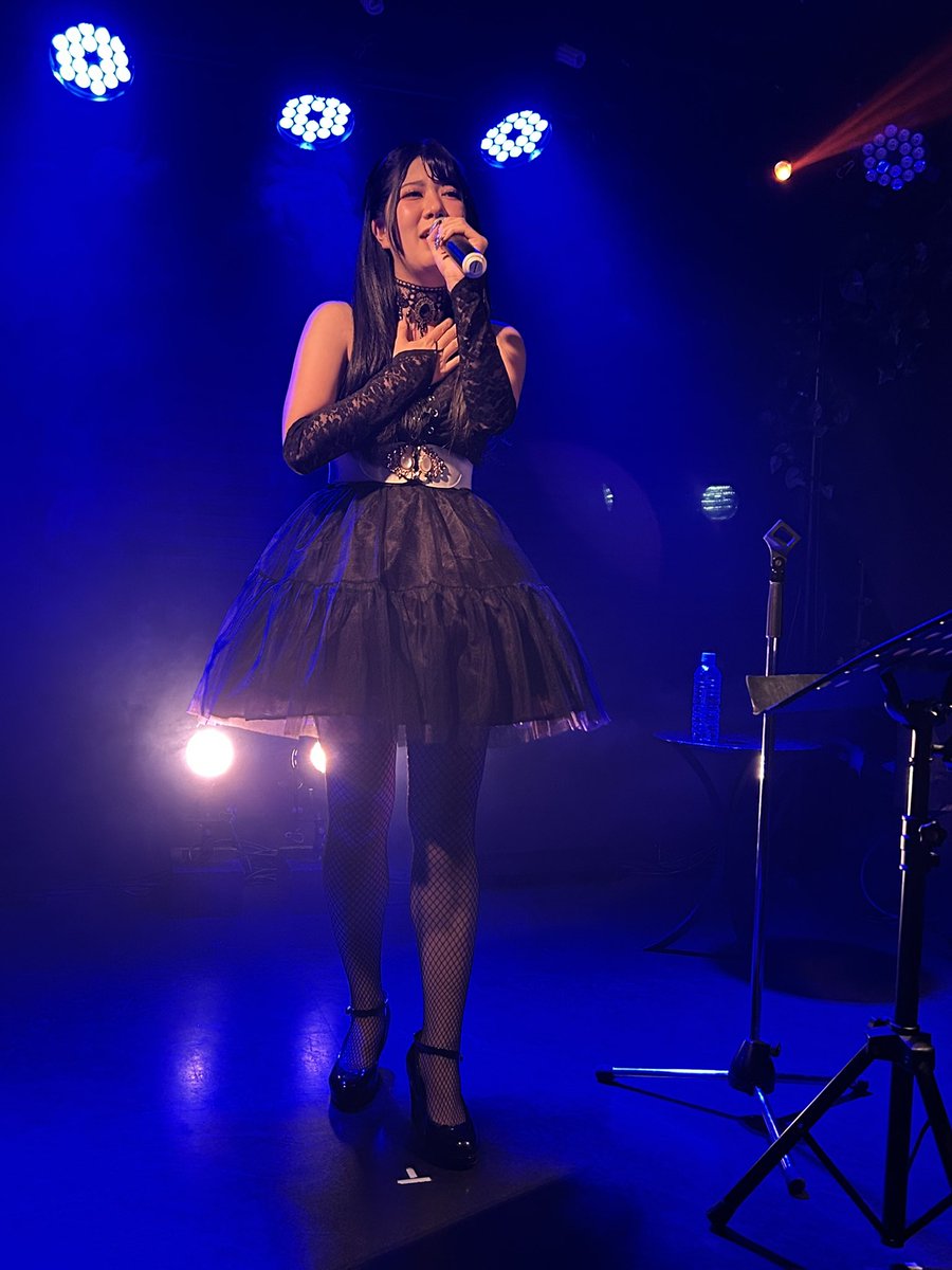 kunimac151007's tweet photo. 竹之内麻里さん主催の「No Title live」で
麻里さんの曲を歌い上げてくれた
山本あつみさん
（後ろに月がでてたのに写らず）
アーカイブなら見れるかも！
美味しい日本酒を見つけて・・

初めて歌声を聴く・パフォーマンス見ることが出来た
朝長ゆきのさん
頑張れ！

出演の方々の歌声よかったです♪ https://t.co/Xlyf0kgKho